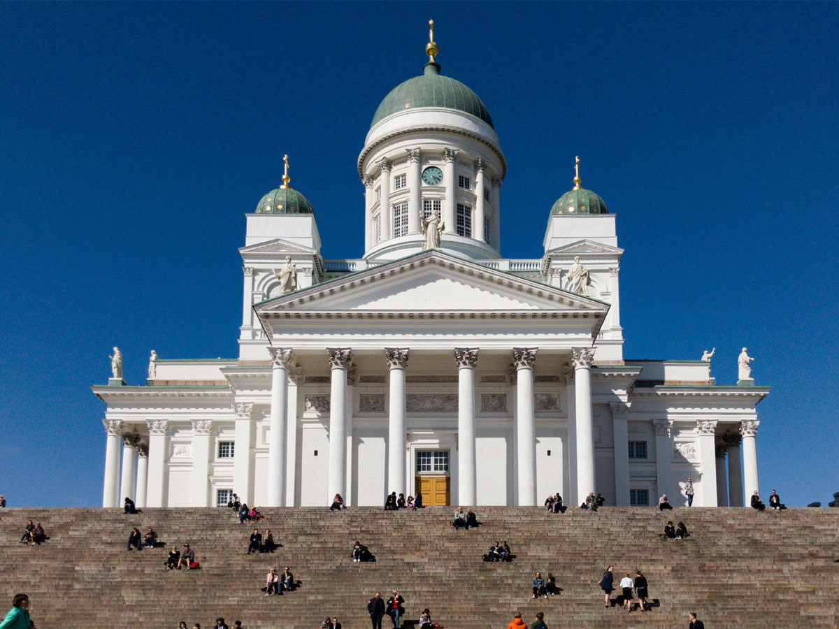 Helsingin tuomiokirkko Senaatintorilta päin kuvattuna